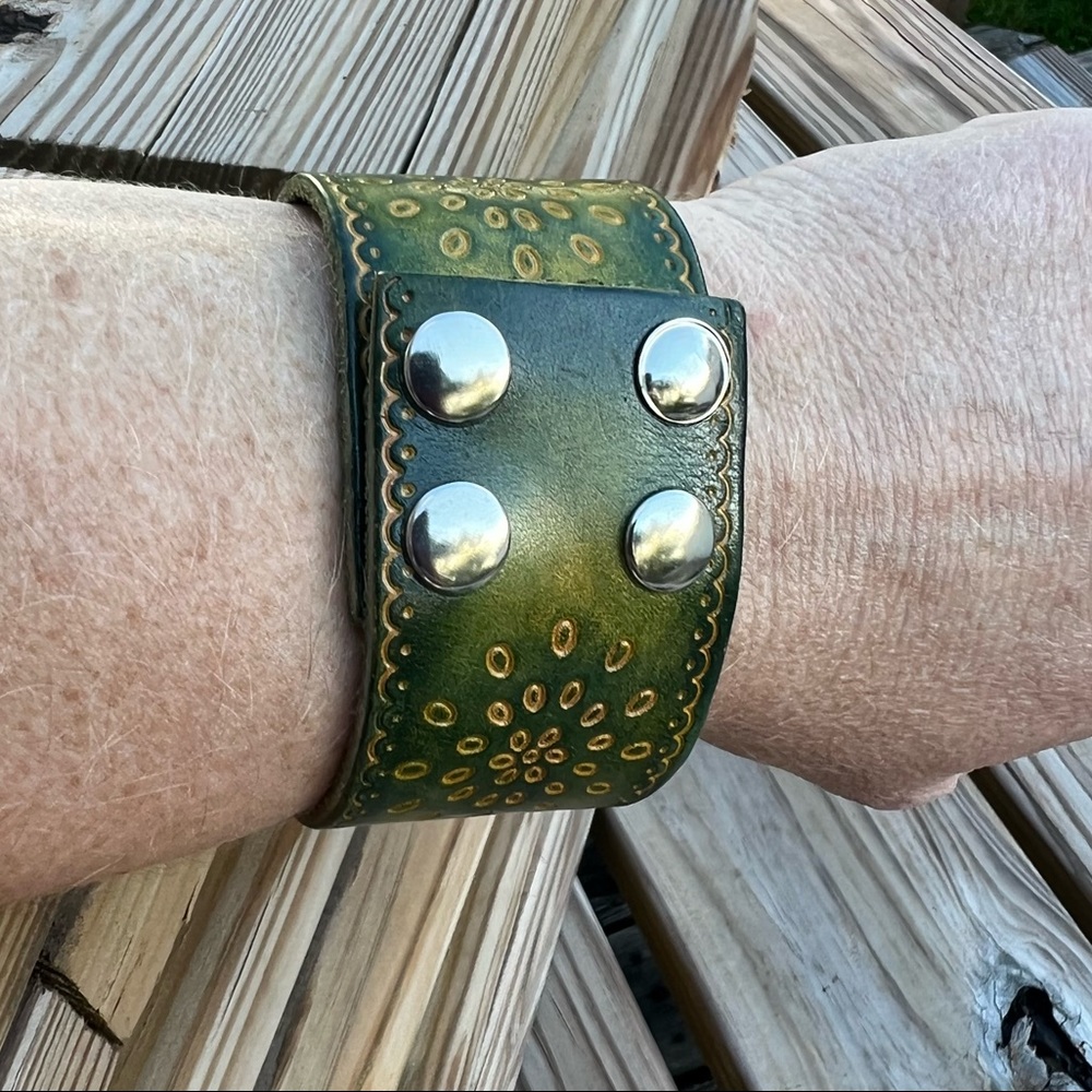 - 4 Mixed Cuff Bundle! Like New! - image 8